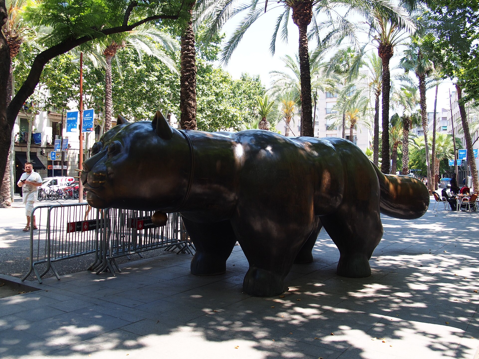 The Raval cat sculpture in the evening