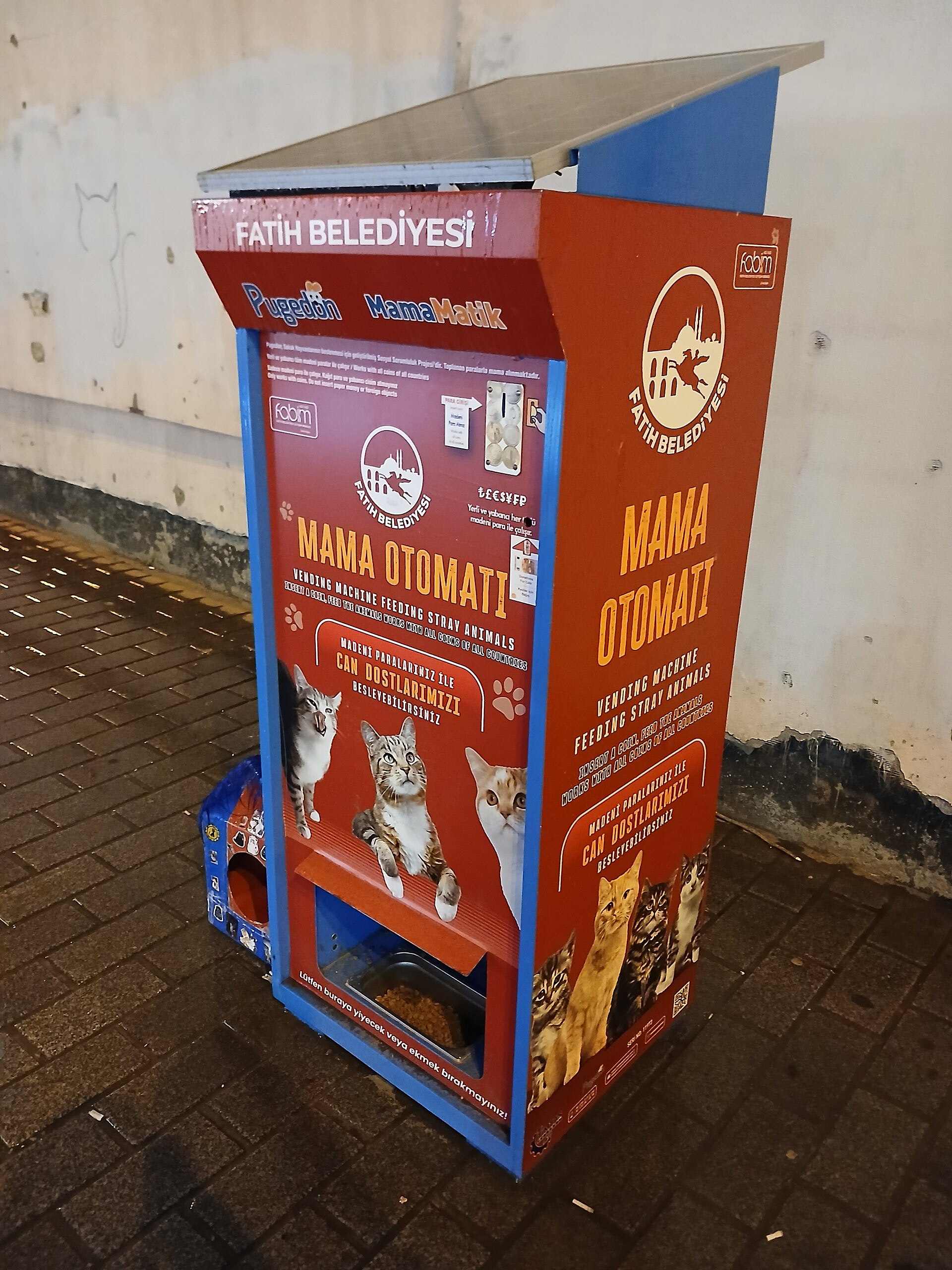 A street vending machine in Istanbul that dispenses cat food into a bowl