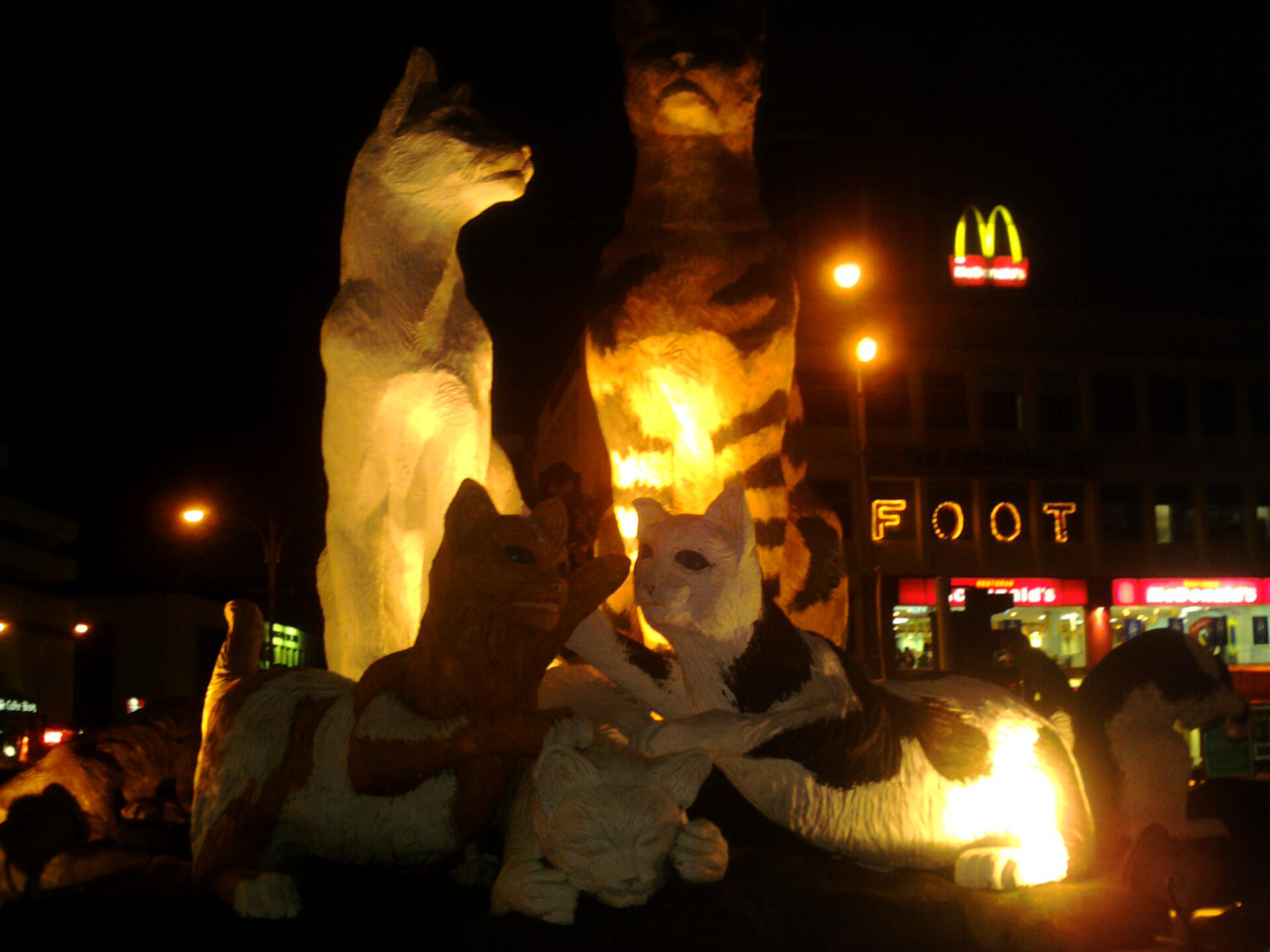 A statue of a family of cats outside Kuching North City Hall