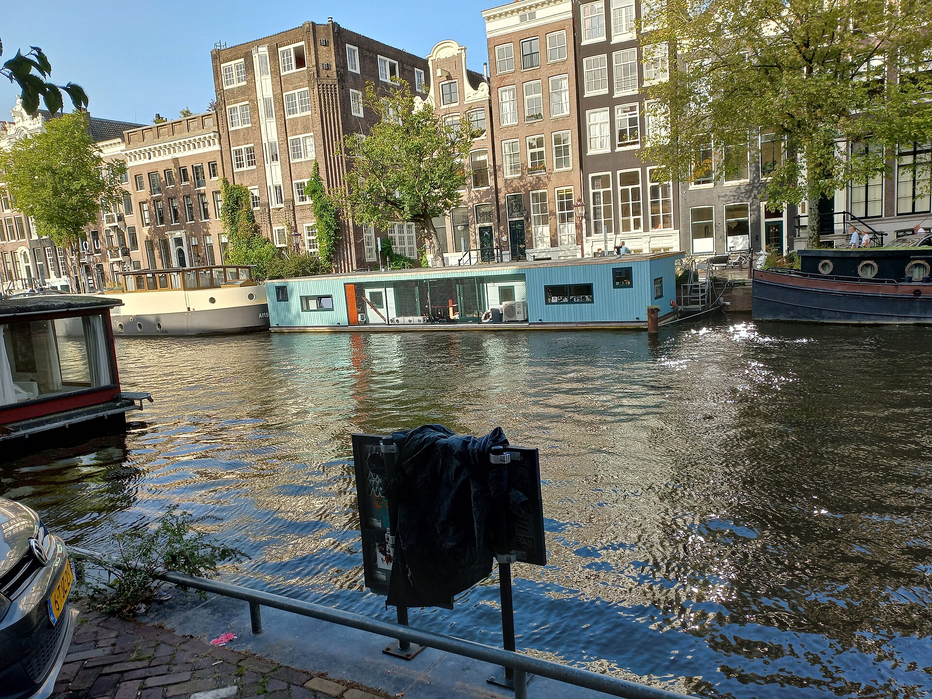 The new turquoise Poezenboot cat boat on the Singel, 2023