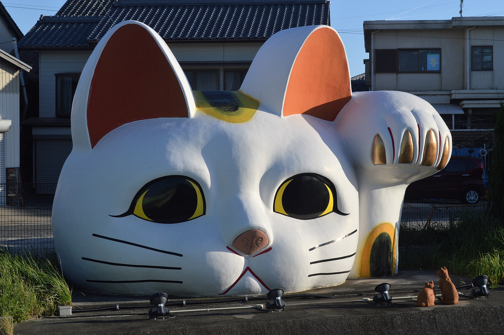 Tokonyan, the enormous beckoning cat of Tokoname, Aichi