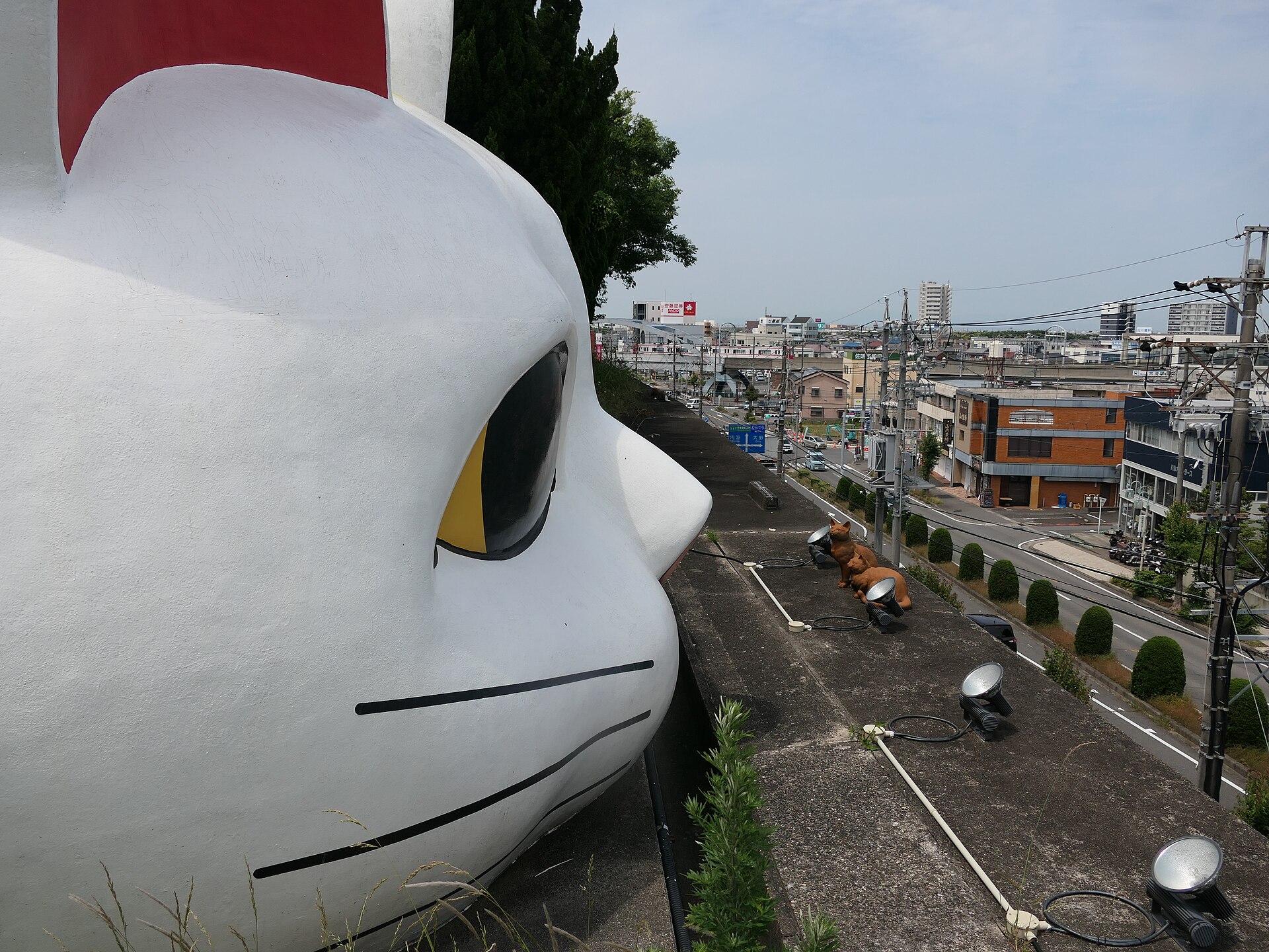 The giant lucky cat Tokonyan seen from the pottery footpath in Tokoname