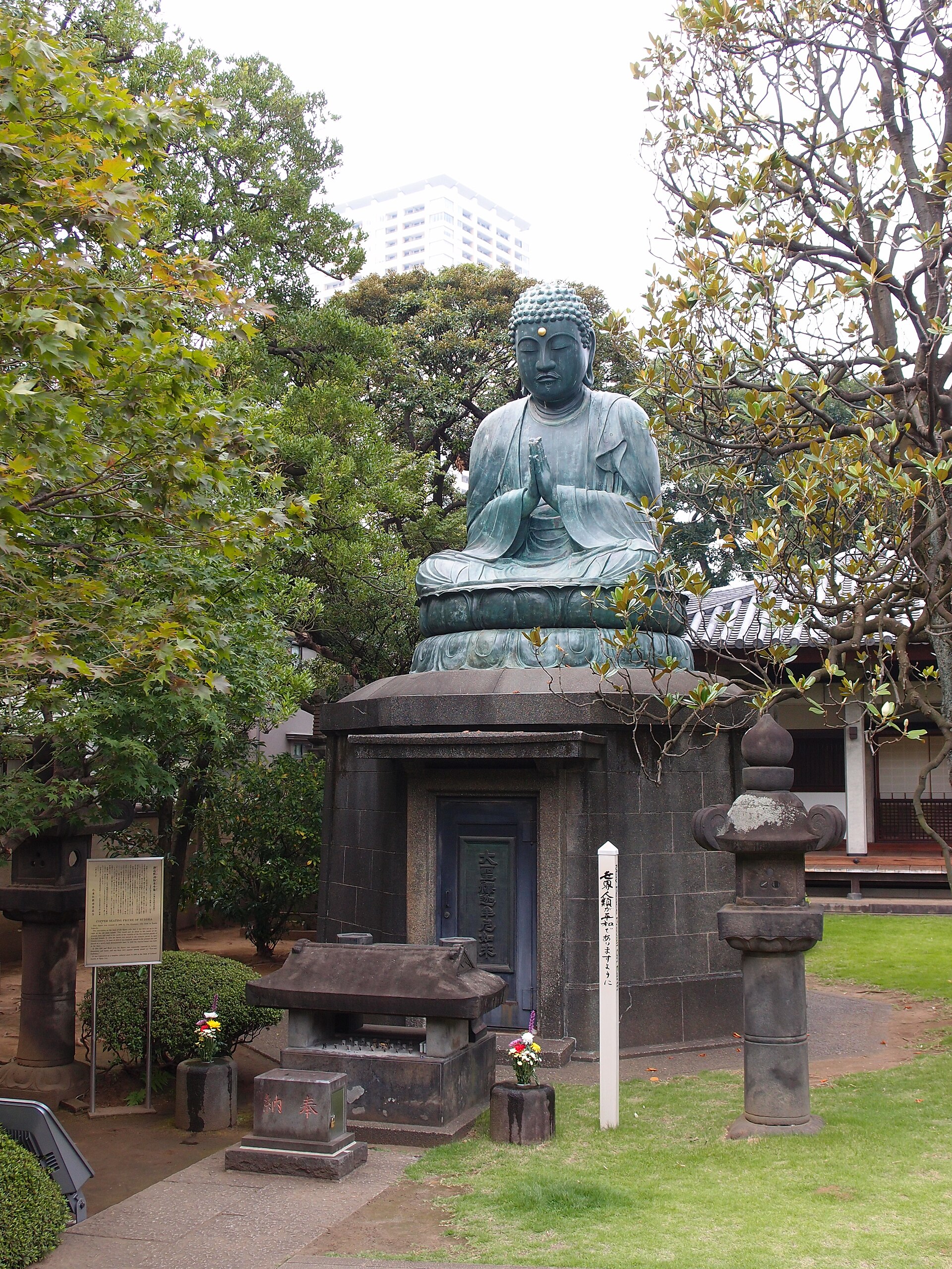 The grounds of Tennōji temple in Yanaka, Tokyo